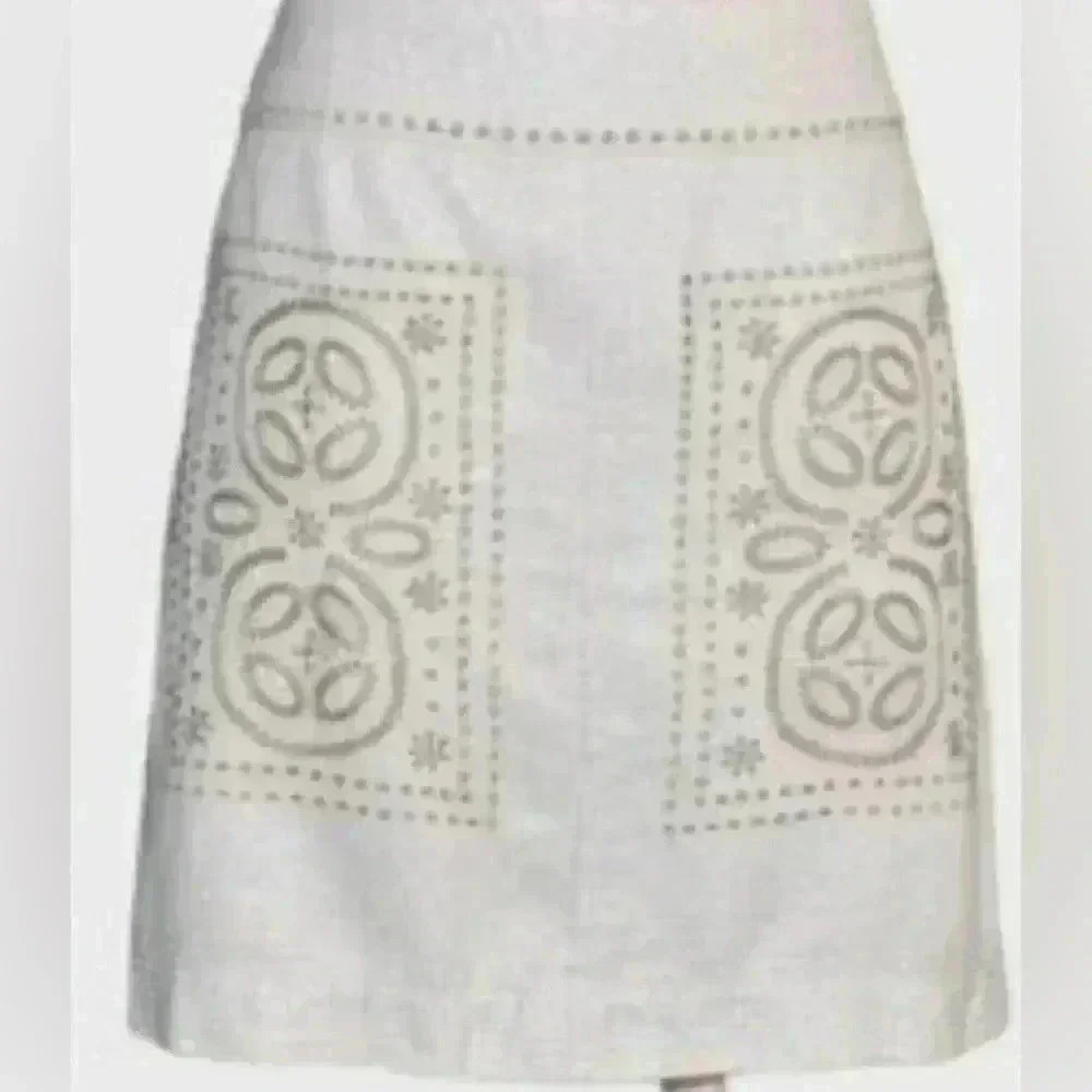 Floreat back zip, embroidered and beaded, lined A-Line pocketed skirt, size 6